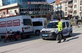 Kamyonet ile elektrikli üç tekerlekli bisiklete...
