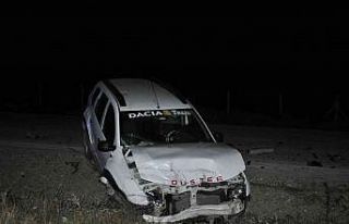 Kamyonet ile otomobil çarpıştı: 2 yaralı