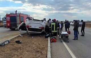 Kamyonete çarpmamak için manevra yapan araç takla...