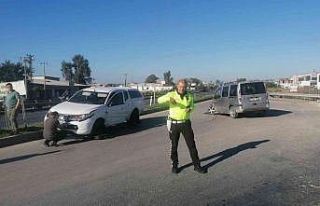 Kamyonetle hafif ticari araç çarpıştı, şans...