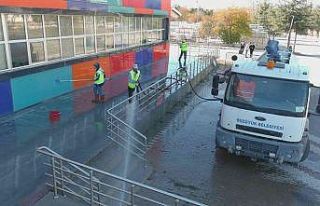 Kapalı pazarda temizlik çalışmaları