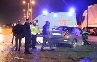 Kapıkule yolunda tır ile çarpışan otomobil hurdaya...