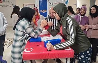 Karaman’da bilek güreşi turnuvası düzenlendi