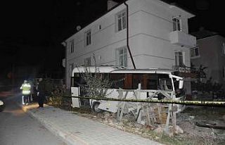 Karaman’da kamyonet ile çarpışan işçi midibüsü...