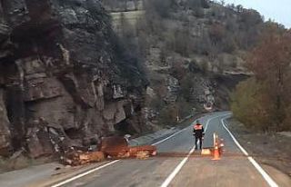 Karayoluna kaya parçaları düştü