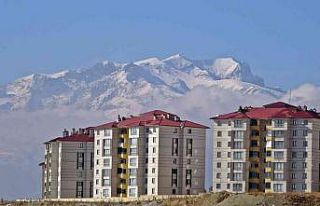 Karlı dağlarla birleşen bulutlar hayran bıraktı