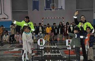 Kars’ta 600 öğrenciye trafik kuralları anlatıldı