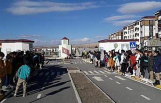 Kars’ta öğrencilere uygulamalı trafik eğitimi...