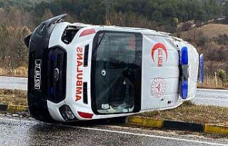 Kastamonu’da ambulans devrildi: 3 yaralı