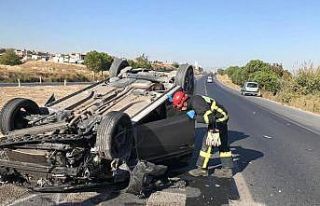 Kavşakta çarpışan otomobillerden biri takla attı:...