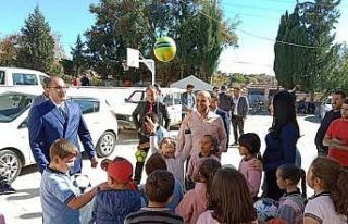 Kaymakam Arıkan çocukları sevindirdi