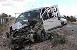 Kaza yapan araçlara çarpmamak için bariyerlere...