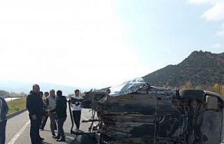 Kaza yapan otomobilin motoru yola fırladı