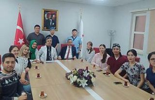 Kazakistanlı asistan doktorlar başhekimle bir araya...