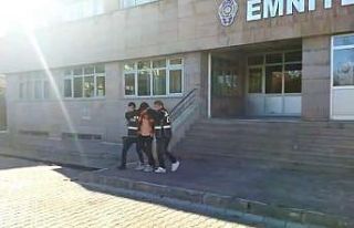 Kendisini ’polis’ olarak tanıtan dolandırıcı...