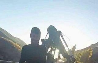 Kepçenin taşıdığı boruya oturan işçiler hem...