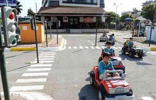 Kepez’de, ilkokul öğrencilerine trafik eğitimi
