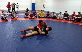 Kepez’in güreşçileri şampiyonaya hazırlanıyor