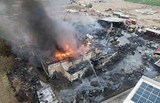 Kimya fabrikasında çıkan yangın 4 saat sonra kontrol...