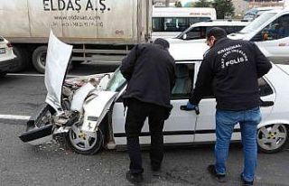 Kırmızı ışıkta bekleyen araçların arasına...