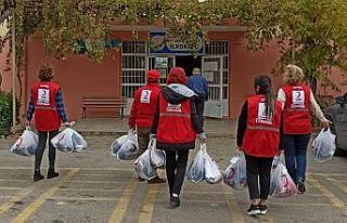 Kızılay’dan öğrencilere giyecek yardımı