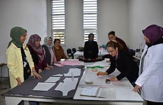 Kocasinan Akademi Kursiyerleri Çocuklarının Elbiselerini...