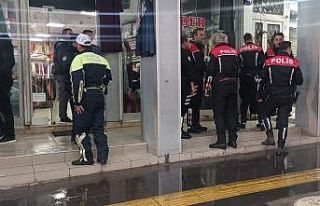 Komşu esnafların kavgasını polis ayırdı