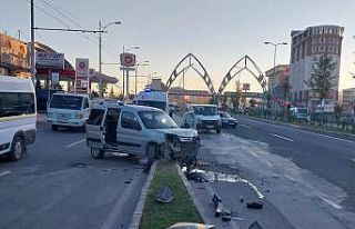 Kontrolden çıkan araç refüje çarptı: 1 yaralı