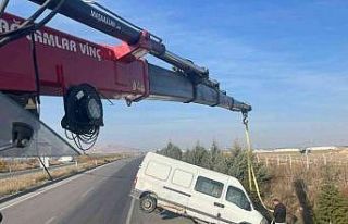 Kontrolden çıkan minibüs bariyerde askıda kaldı