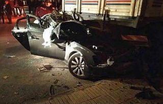 Kontrolden çıkan otomobil park halindeki tırın...