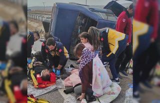 Kontrolden çıkan otomobil refüje devrildi: 5 yaralı