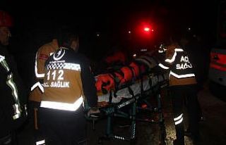 Kontrolden çıkan otomobile bariyer saplandı: 1’i...