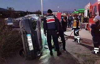 Kontrolden çıkıp takla atan otomobil park halindeki...