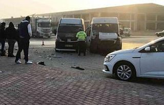 Konya’da servis minibüsleri ve otomobil çarpıştı:...