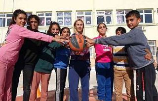 Köy okulunda basketbol, öğrenciler için tutkuya...