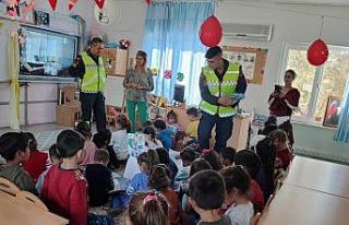 Köyceğiz Jandarması minikleri sevindirdi