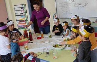 Köyceğizli minikler sınıfta turşu kurdu