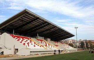 Kula ilçe stadı yenilenen yüzüyle hizmete hazırlanıyor