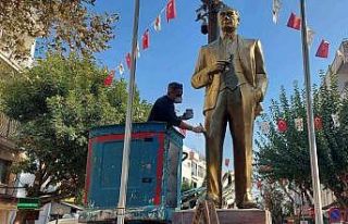 Kuşadası Belediyesi Atatürk büstlerini yeniliyor