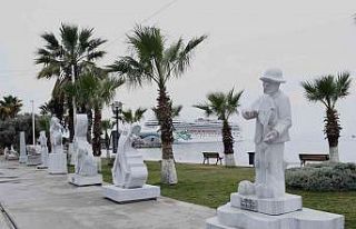 Kuşadası sahilini ’müzik’ temalı heykeller...