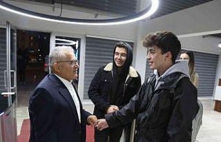 Kütüphanede Öğrencileri Başkan Büyükkılıç...