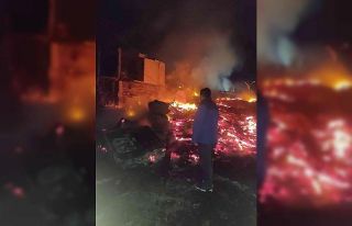 Kuzenlere ait 2 ahşap ev ile ahır yangında kül...
