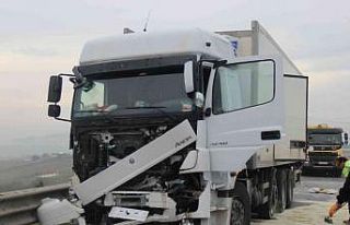 Kuzey Marmara Otoyolu’nda kamyon tıra arkadan çarptı:...