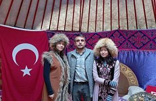 Lise bahçesinde kurulan otağ çadırında Orta Asya...