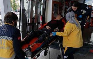 Lise öğrencisi okulda kendini bıçakla yaraladı