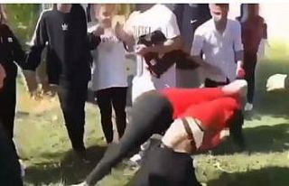 Liseli kızlar yumruk yumruğa kavga etti, arkadaşları...
