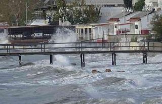 Lodos fırtınasında denizde oluşan dev dalgalar...