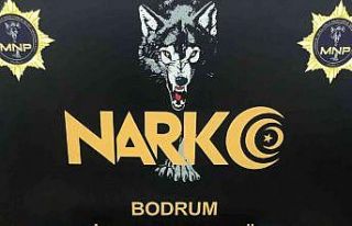 Lüks otomobille uyuşturucu ticareti yaparken yakalandı