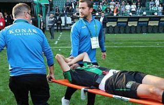 Maç bitti, onlarca taraftar sahaya girdi