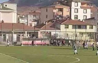 Maç bitti, tekmeli yumruklu kavga başladı